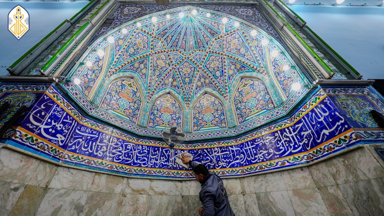 تنظیف مساجد و حسینیه‌های کاظمین، توسط تیم‌های خدماتی حرم مطهر کاظمین(ع) + عکس
