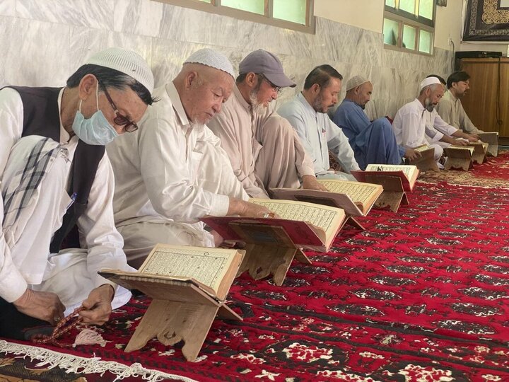 تلاوت قرآن در ماه مبارک رمضان در امام‌باره امامیه کراچی پاکستان + عکس