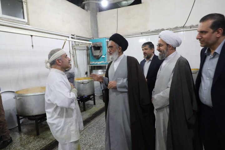 بازدید آیت‌الله سعیدی از روند آماده‌سازی افطاری حرم حضرت معصومه(س)