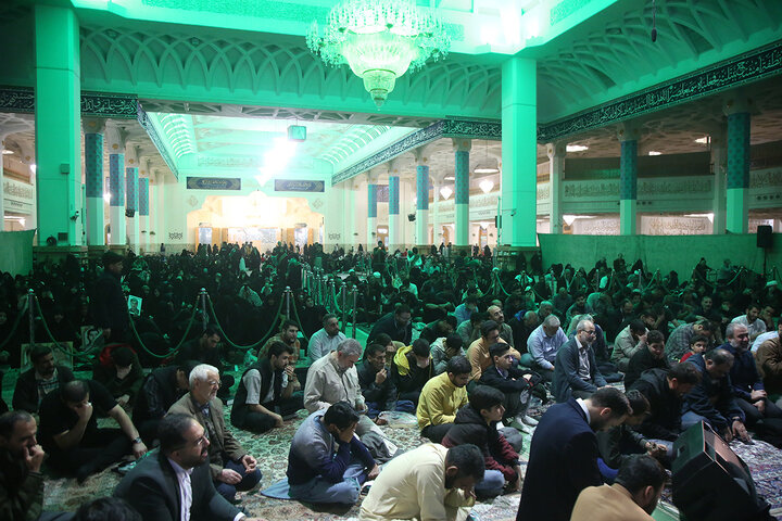 مناجات‌خوانی «شب‌های بندگی» در حرم حضرت فاطمه معصومه (س)