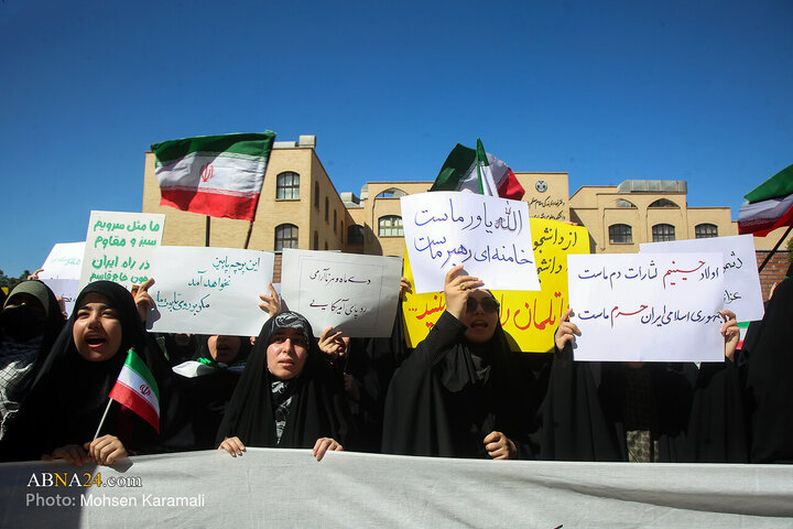 Photos: Qom University Students Rally to Condemn Insult to Iranian Flag