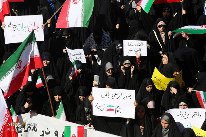 Photos: Qom University Students Rally to Condemn Insult to Iranian Flag