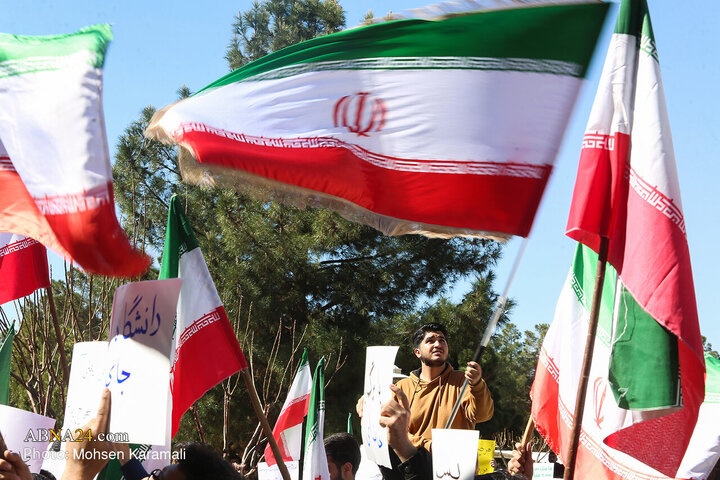 Photos: Qom University Students Rally to Condemn Insult to Iranian Flag