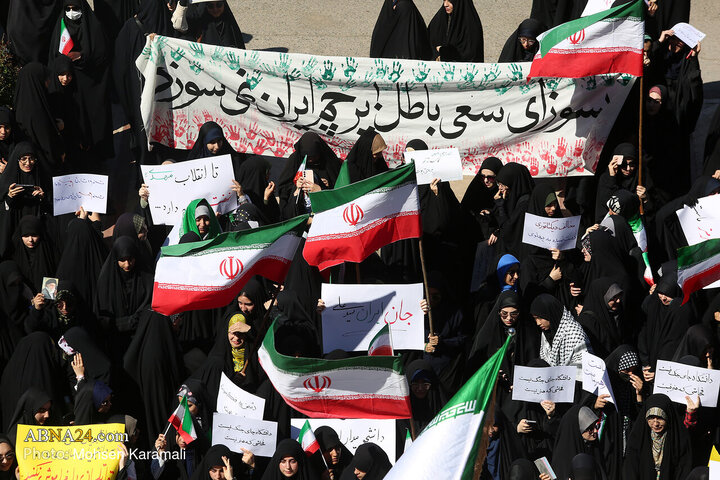 Photos: Qom University Students Rally to Condemn Insult to Iranian Flag