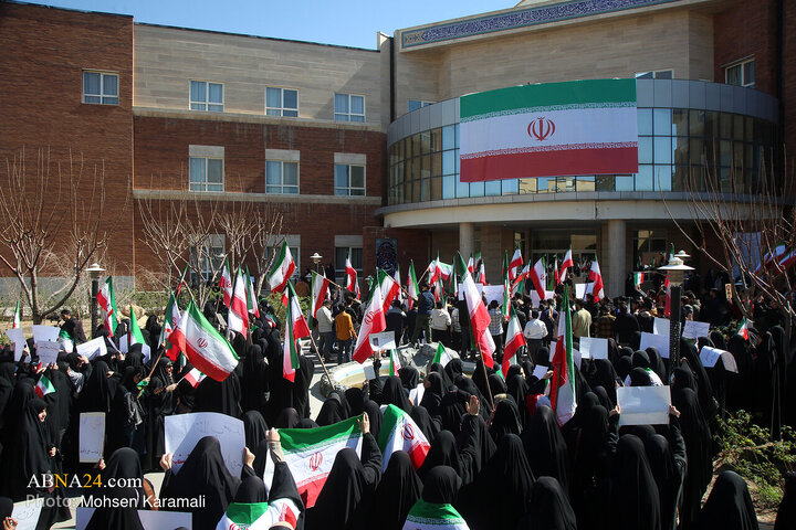 Photos: Qom University Students Rally to Condemn Insult to Iranian Flag