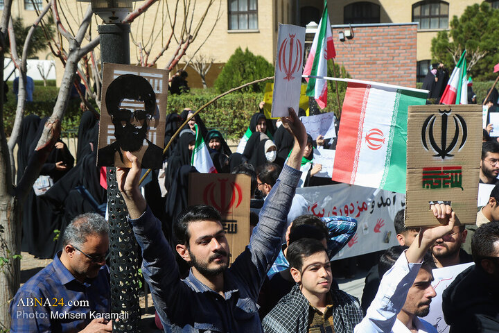 Photos: Qom University Students Rally to Condemn Insult to Iranian Flag