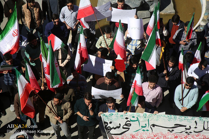Photos: Qom University Students Rally to Condemn Insult to Iranian Flag