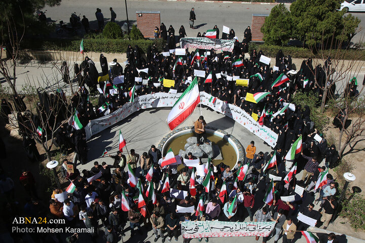 Photos: Qom University Students Rally to Condemn Insult to Iranian Flag