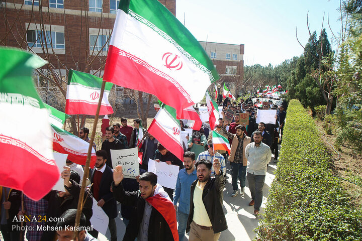 Photos: Qom University Students Rally to Condemn Insult to Iranian Flag