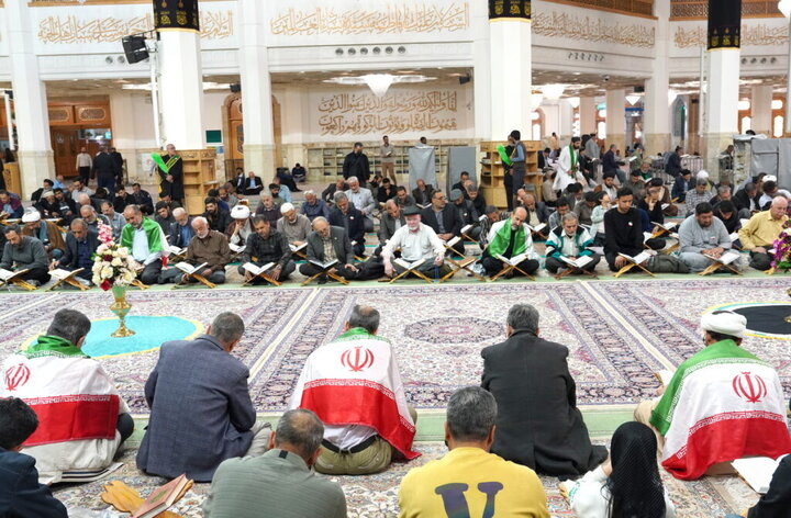 ابراز ارادت به پرچم مقدس ایران در آیین ترتیل‌خوانی حرم مطهر بانوی کرامت