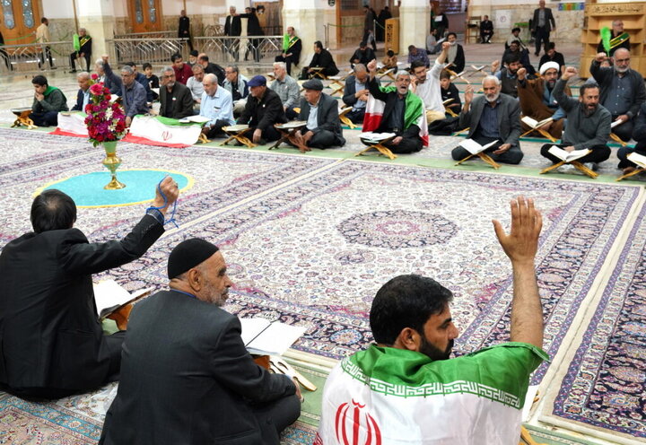 ابراز ارادت به پرچم مقدس ایران در آیین ترتیل‌خوانی حرم مطهر بانوی کرامت