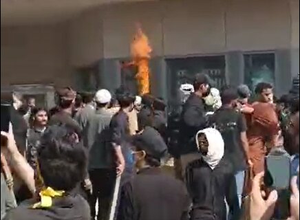 ویدیو | سفارت آمریکا در پاکستان به آتش کشیده شد