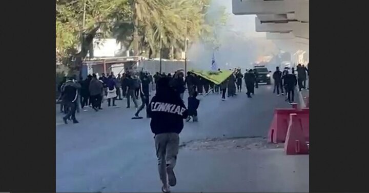 درگیری بین تظاهرکنندگان و نیروهای امنیتی عراق در منطقه سبز بغداد پس از اعلام شهادت آیت‌الله خامنه‌ای