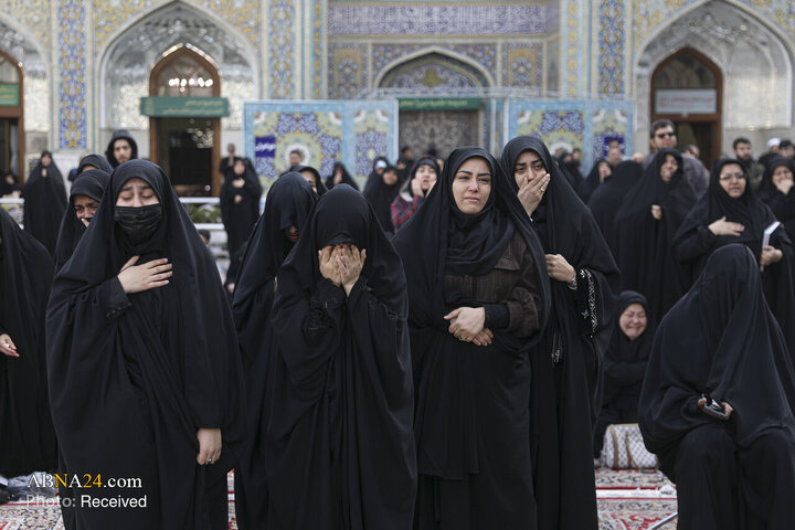 تجمع سوگواران رهبر شهید انقلاب در حرم مطهر رضوی