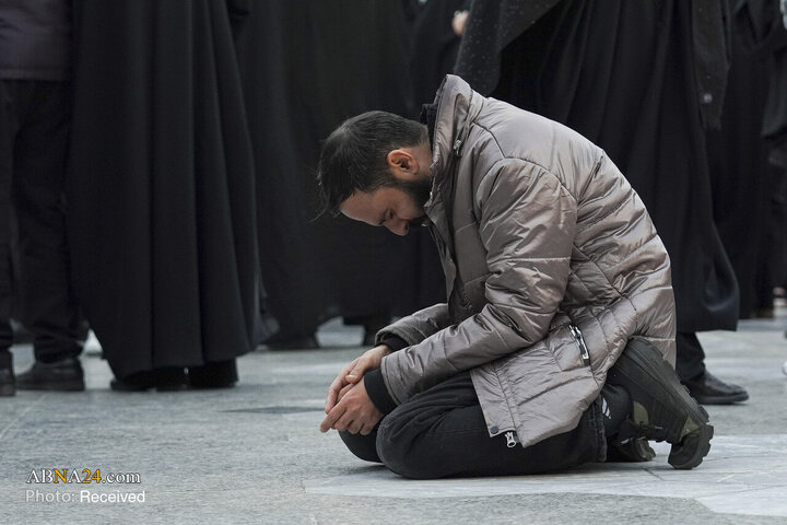 تجمع سوگواران رهبر شهید انقلاب در حرم مطهر رضوی
