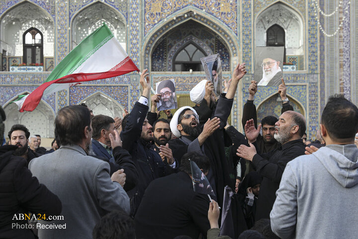 تجمع سوگواران رهبر شهید انقلاب در حرم مطهر رضوی