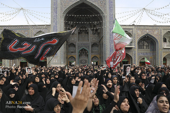 تجمع سوگواران رهبر شهید انقلاب در حرم مطهر رضوی
