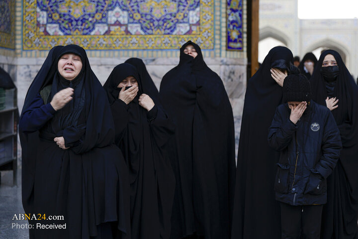 تجمع سوگواران رهبر شهید انقلاب در حرم مطهر رضوی