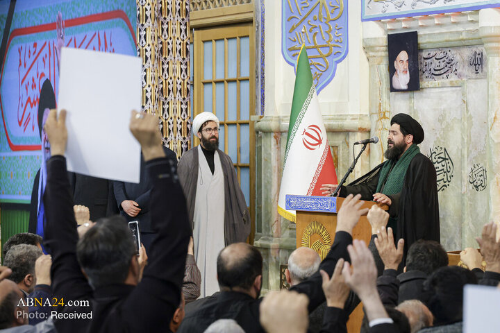 تجمع سوگواران رهبر شهید انقلاب در حرم مطهر رضوی