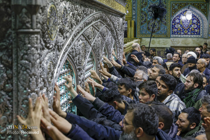 تجمع سوگواران رهبر شهید انقلاب در حرم مطهر رضوی