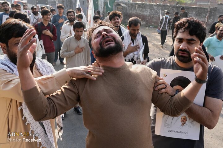 شیعیان در لاهُر پاکستان در پی شهادت آیت‌الله علی خامنه‌‌ای، در تجمعی اعتراضی نسبت به سیاست‌های آمریکا و اسرائیل دست به سوگواری زدند و جمعی از شرکت‌کنندگان شعارهایی علیه این کشورها سر دادند