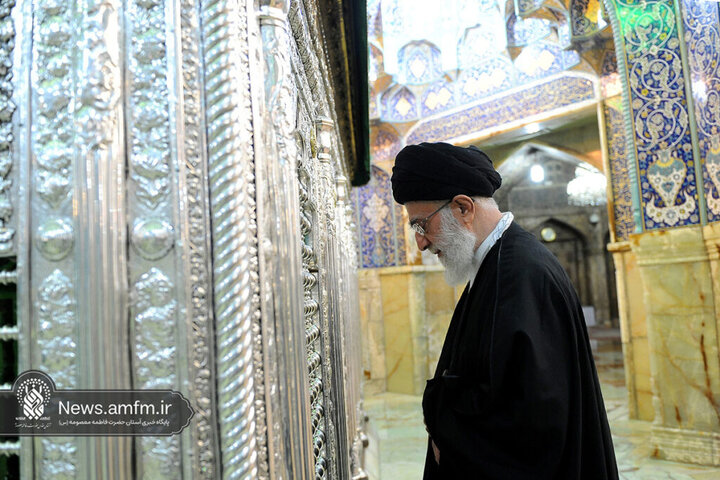 تصاویری از حضور و زیارت شهید آیت‌الله خامنه‌ای در حرم حضرت معصومه (س)