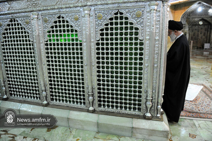 تصاویری از حضور و زیارت شهید آیت‌الله خامنه‌ای در حرم حضرت معصومه (س)