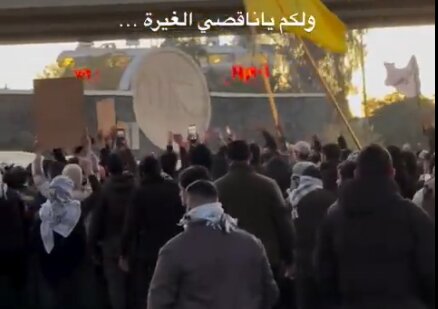 تجمع مردم خشمگین عراق مقابل سفارت آمریکا لحظاتی پس از تأیید شهادت رهبر فقید انقلاب + ویدیو