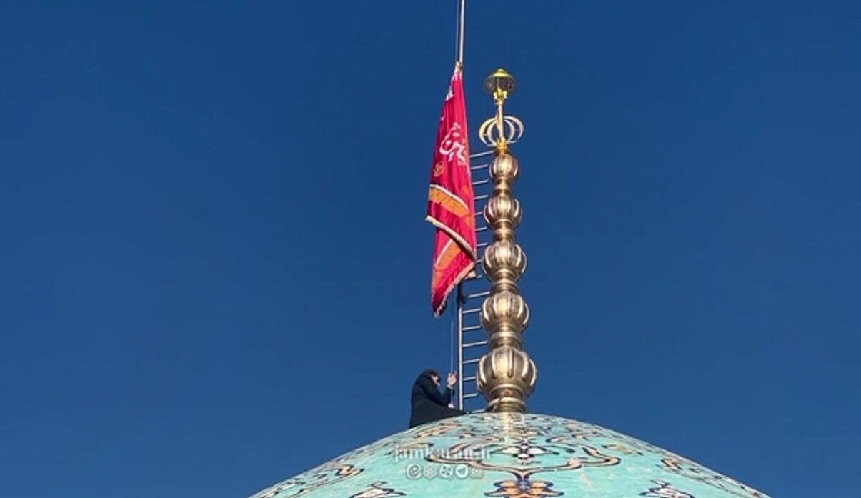 ویدیو | برافراشته شدن پرچم سرخ انتقام در مسجد مقدس جمکران
