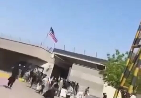 ویدیو |  شهادت حداقل ۱۰ پاکستانی پس از به رگبار بسته شدن مقابل کنسولگری آمریکا در کراچی