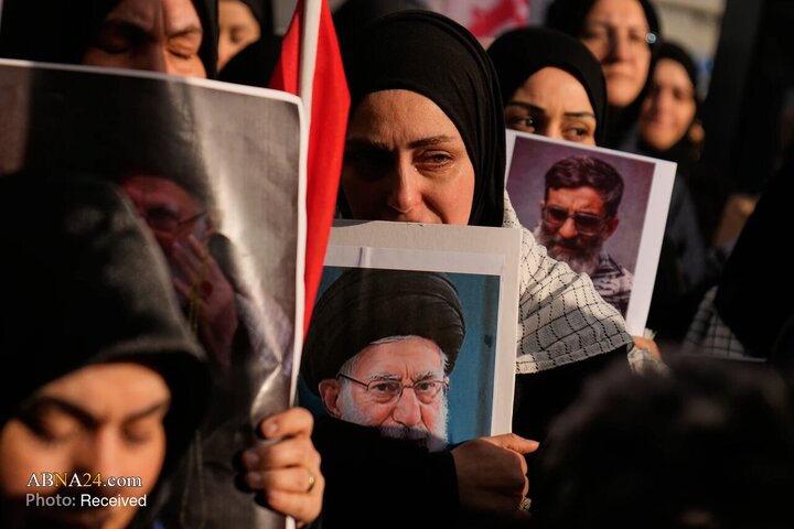 معترضان در حالی که تصاویر رهبر انقلاب ایران، حضرت آیت‌الله علی خامنه‌ای را در دست دارند، در اعتراض بیرون کنسولگری اسرائیل در استانبول، در پی شهادت ایشان به سوگ نشسته‌اند. 