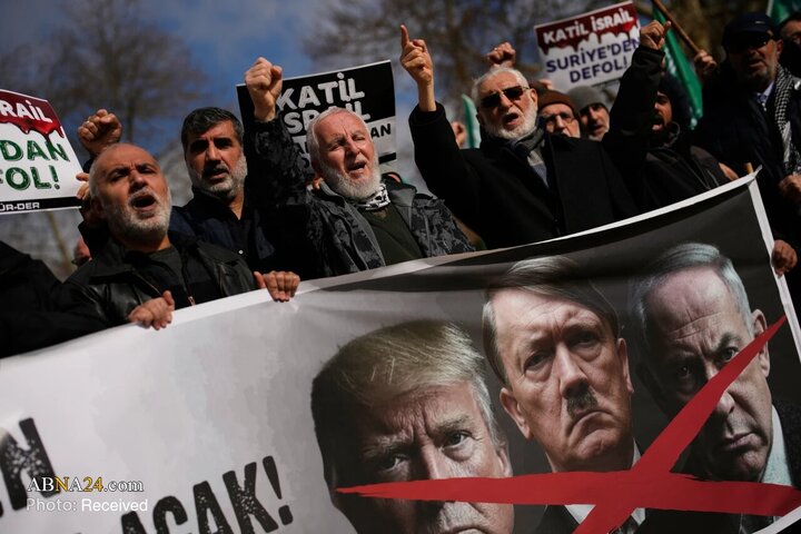 تظاهرکنندگان در پی شهادت آیت‌الله علی خامنه‌‌ای، در تجمعی اعتراضی نسبت به سیاست‌های آمریکا و اسرائیل در خارج از کنسولگری اسرائیل در استانبول در حال شعار دادن هستند.
