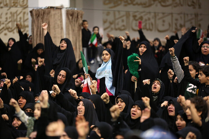 وداع با پیکر مطهر ۸ شهید قمی جنگ تحمیلی آمریکایی صهیونی در حرم بانوی کرامت
