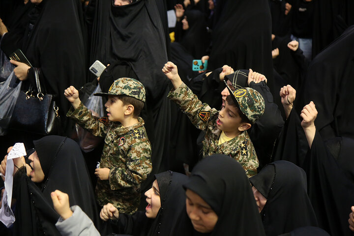 وداع با پیکر مطهر ۸ شهید قمی جنگ تحمیلی آمریکایی صهیونی در حرم بانوی کرامت
