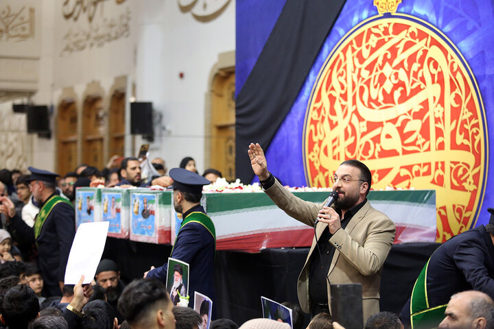 وداع با پیکر مطهر ۸ شهید قمی جنگ تحمیلی آمریکایی صهیونی در حرم بانوی کرامت
