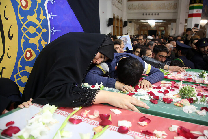 وداع با پیکر مطهر ۸ شهید قمی جنگ تحمیلی آمریکایی صهیونی در حرم بانوی کرامت