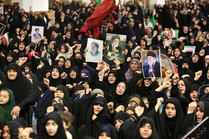 وداع با پیکر مطهر ۸ شهید قمی جنگ تحمیلی آمریکایی صهیونی در حرم بانوی کرامت