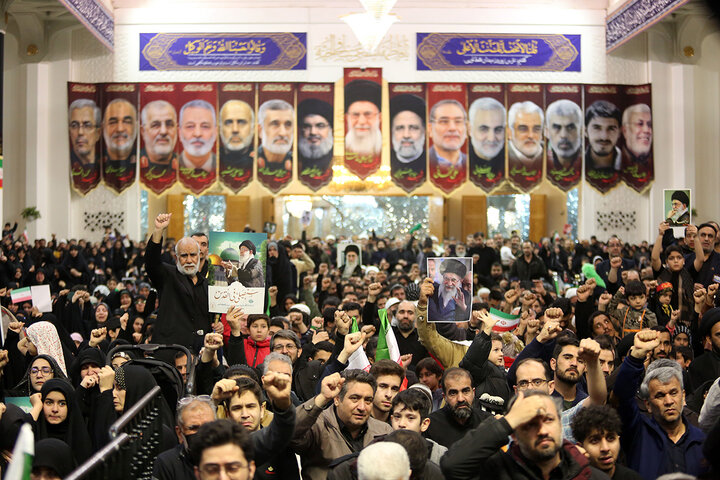 وداع با پیکر مطهر ۸ شهید قمی جنگ تحمیلی آمریکایی صهیونی در حرم بانوی کرامت