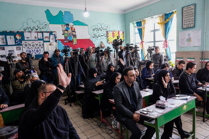 گزارش تصویری | نشست خبری سخنگوی وزارت امور خارجه در دبستان آسیب دیده