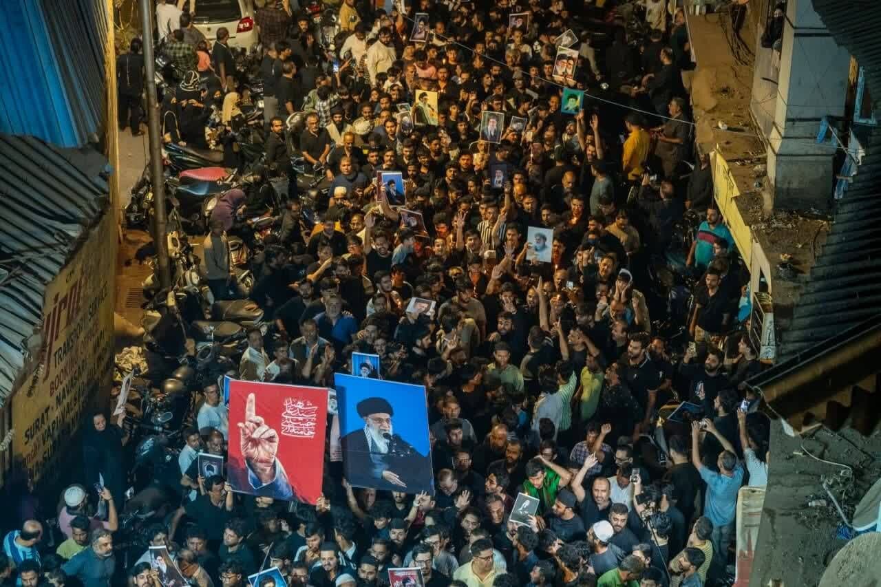 راهپیمایی عظیم برای سوگواری شهادت امام خامنه‌ای در بمبئی هند