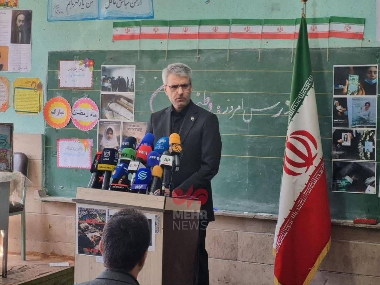 تصویر | کار تحسین برانگیز سخنگوی وزارت امور خارجه؛ برگزاری نشست خبری در مدرسه آسیب دیده