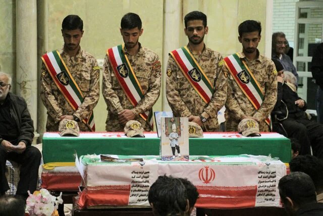 پیکر دو شهید دانش‌آموز میناب در گراش فارس به خاک سپرده شد