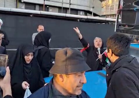 روضه‌خوانی خانم عزادار در میدان انقلاب در رثای رهبر شهید