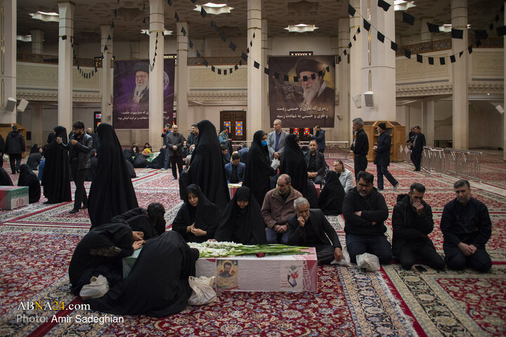 مراسم وداع خانواده ها با شهدا جنگ آمریکایی - صهیونیستی با پیکر مطهر 14شهید استان فارس