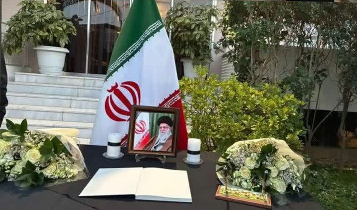 تجمع حمایتی گروه‌ها و انجمن‌های یونانی مقابل سفارت ایران در آتن
