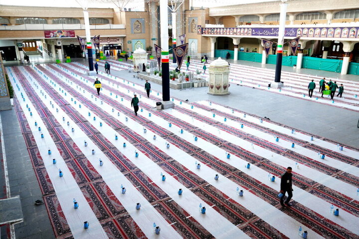 اطعام زائران روزه‌دار حرم کریمه اهل‌بیت(س) در شب میلاد کریم اهل‌بیت(ع)