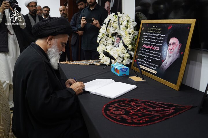 ادای احترام رئیس تحریک بیداری امت مصطفیٰ پاکستان به مقتدای شهید در کنسولگری ایران + تصاویر