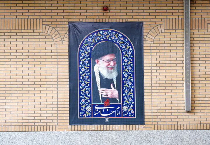 تصاویر امام شهید ایران در صحن و سرای حرم بانوی کرامت
