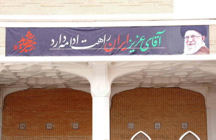تصاویر امام شهید ایران در صحن و سرای حرم بانوی کرامت