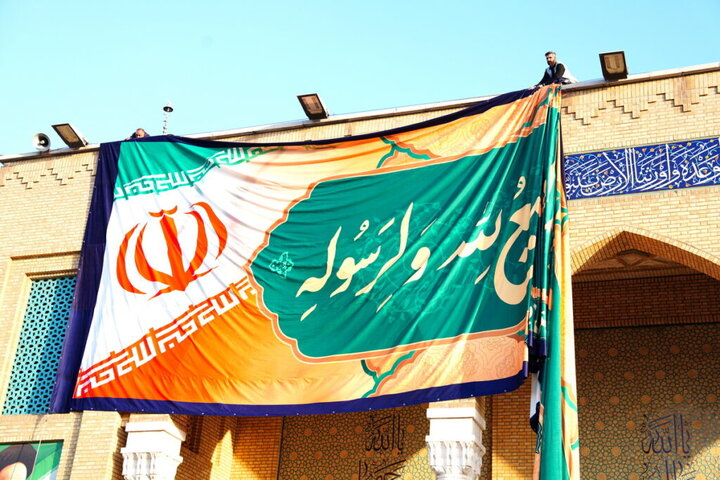نصب کتیبه سلام بر امام شهید انقلاب در حرم بانوی کرامت
